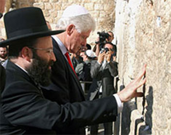 Clinton in yarmulke at Israel's prayer wall