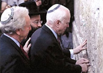 McCain in a yarmulke at Israel's wall